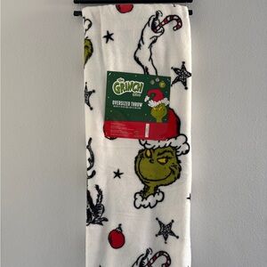 The Grinch Holiday Plush Throw Blanket Oversized 60x70inch NWT.
